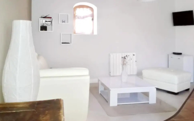 House With 2 Bedrooms in Revest-des-brousses, With Wonderful Mountain
