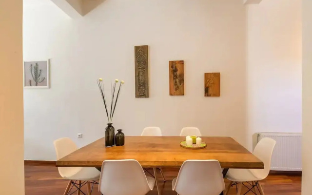 Modernly furnished apartment in Psyri A8