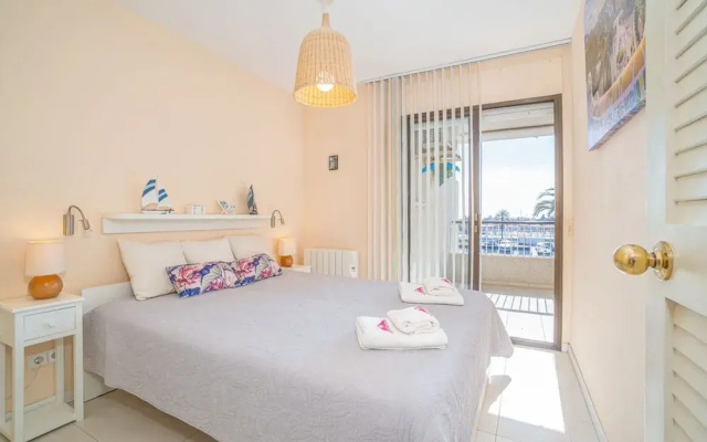 Apartment in Empuriabrava With Canal Views