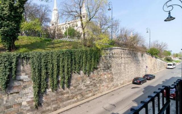 Buda Castle Serpentine Apartments