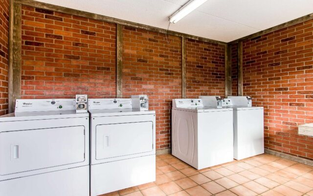 Econo Lodge Inn & Suites Huntsville University Area