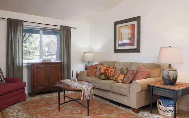 Rock Bluff Retreat - Home for 6!