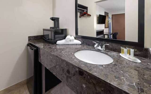 Travelodge by Wyndham Manhasset