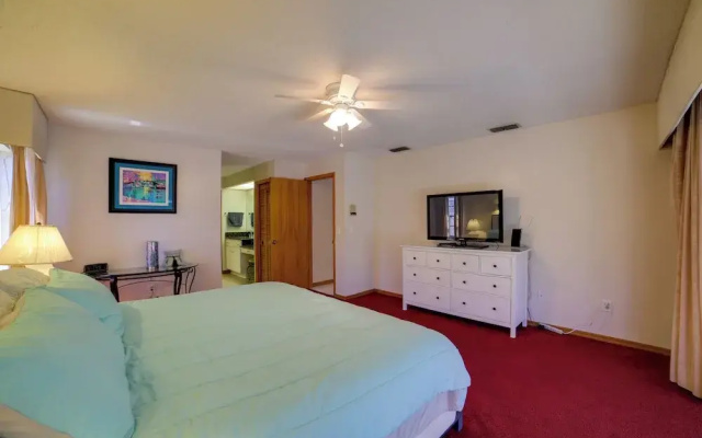 Relaxing Tampa Abode w/ Screened Lanai & Pool