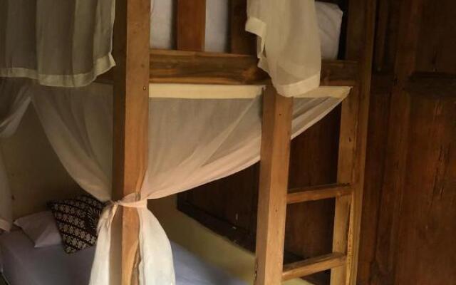 Wave and Chill House Hostel Raya Canggu