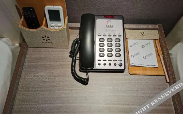 Yihai Hotel (Zhengzhou South China City Longhu Jinyi City Shopping Center Branch)