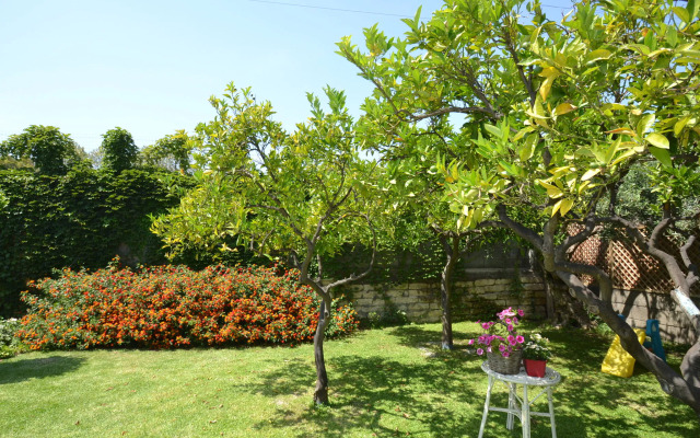 Casa unifamiliar con jard n privado