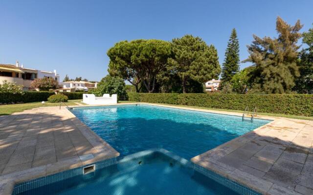 5 bedrooms villa with private pool enclosed garden and wifi at Quarteira