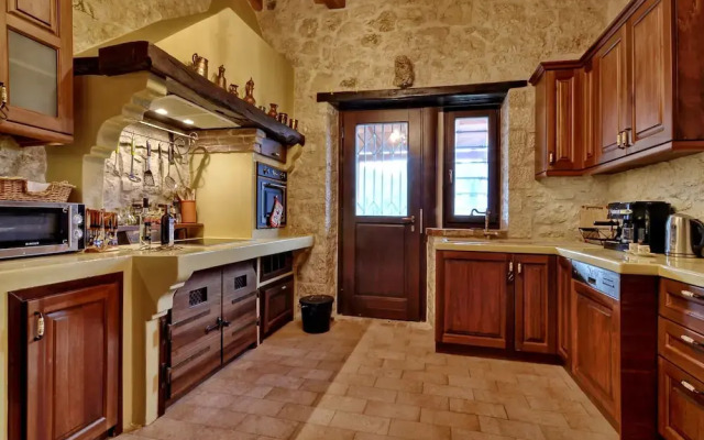 Stunning 8-bed Villa in Marmaro With Amazing View