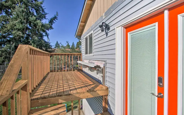 Convenient Burien Getaway: 12 Mi to Dtwn Sea!