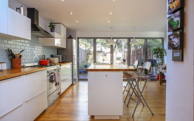 2 Bedroom House with Garden - Sleeps 6