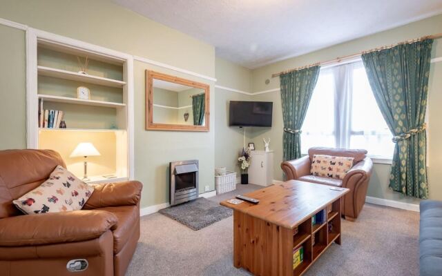 Homely & Central 2 Bed Flat with Parking