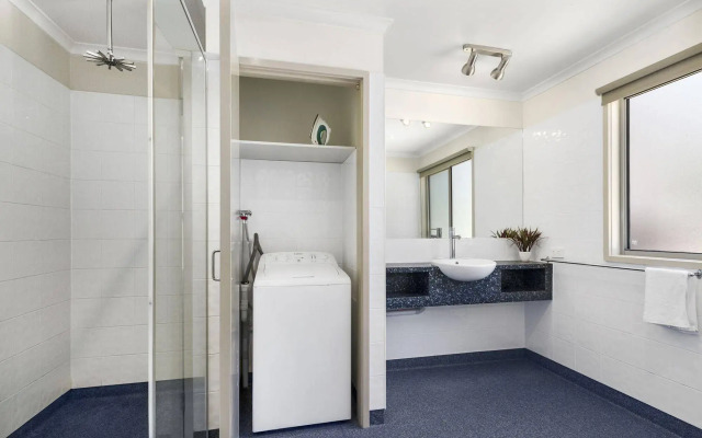 Waterfront Retreat At Wattle Point