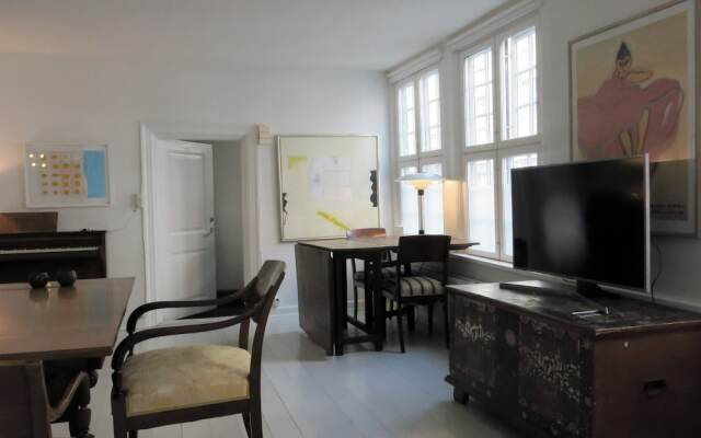 apartment historical building 1374-1