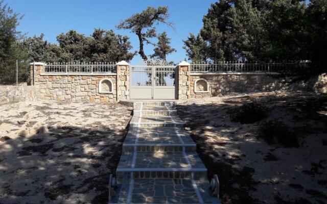 Elafonisos: Two storey house on the sea front
