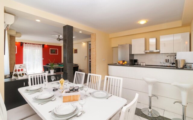 Nice Home in Split With Sauna, Wifi and 7 Bedrooms