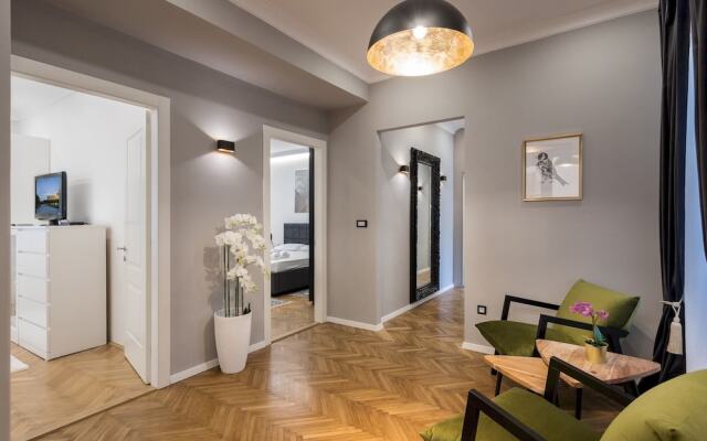 Spacious 2BDR Apartment few steps from City Center