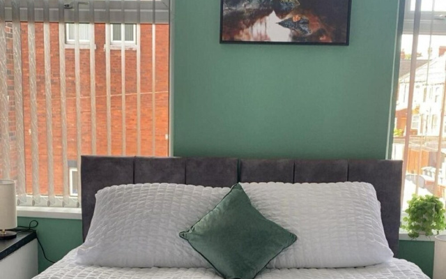 2 Bed Flat - Sleeps 5 - Parking - Wifi