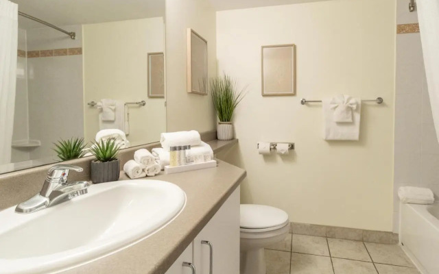 Hotel Faubourg Montreal - ex Holiday Inn Express Hotel & Suites Centr