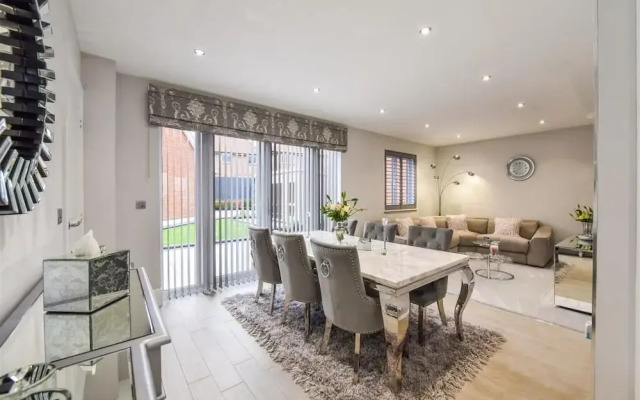 Barfoot Close