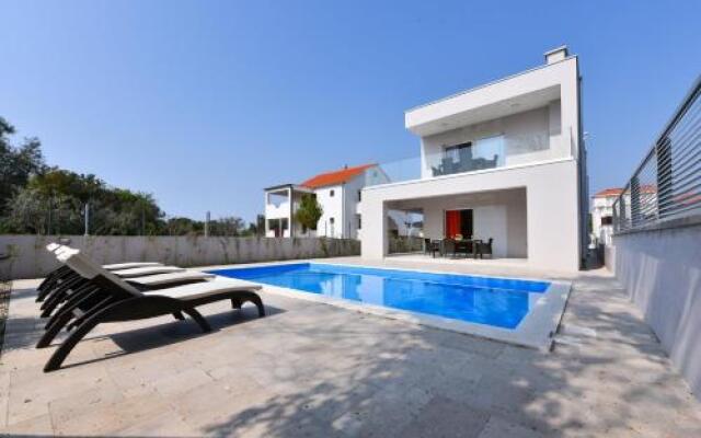 Crowonder Harbor Villa