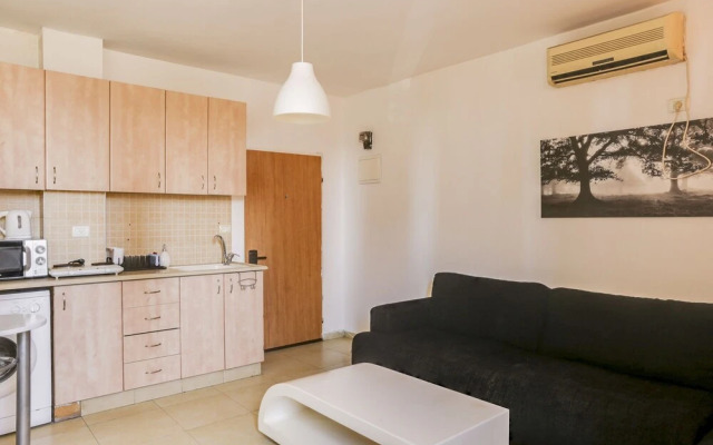 Central Apartment by Rothschild & Market