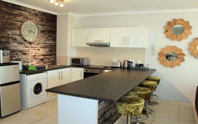 Sunlit Apartment Muizenberg Beachfront