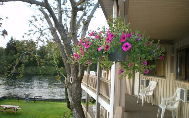 Campbell River Lodge by Riverside