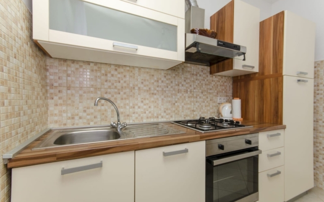 Holiday house More - garden shower: Vinisce, Riviera Trogir