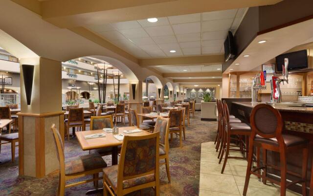 Embassy Suites by Hilton Kansas City International Airport