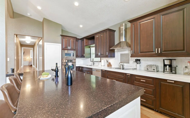 Luxury Home W/pool, Grill/bar, &movieroom