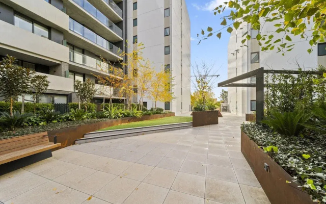 Sleek Inner-city 2-bed With Swimming Pool & BBQ