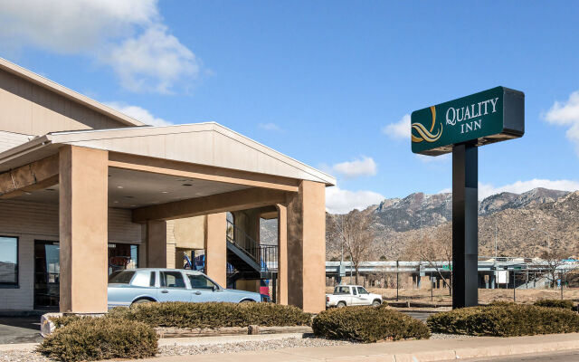 Desert Sands Inn & Suites