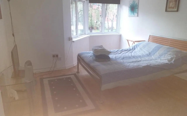 Studio flat in central Bracknell