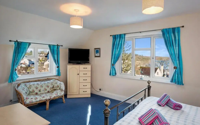 Four Oaks - Sea Views, Parking, Enclosed Garden, Dog Friendly