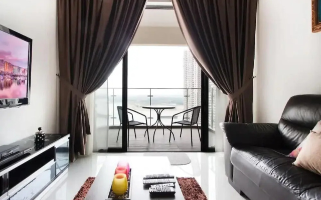 High-floor 2BR Suite, Water Views, Free Parking