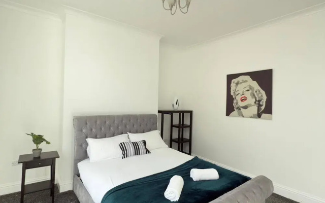 Modern Central Croydon Retreat