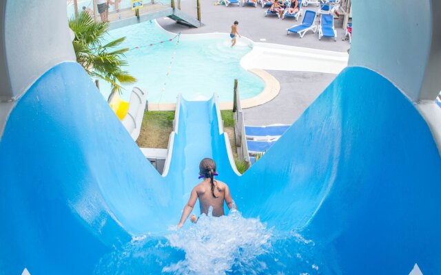 Cozy Mobile Home With Covered Terrace Close to the Beach