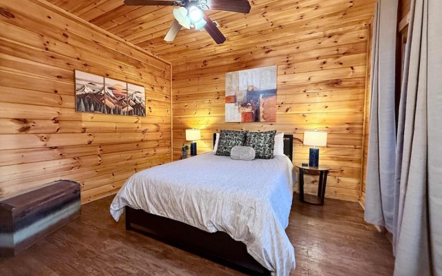 Gatlinburg Getaway - Private Theater Hot Tub
