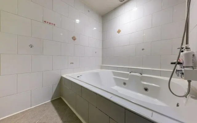 Cheongju Beukmeunro Toronto Hotel