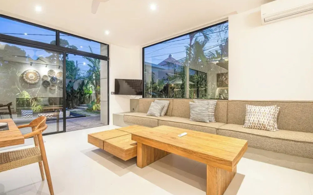 Luxury 5BR Retreat, 400m From Café Del Mar Shore