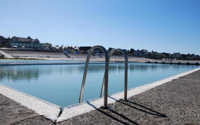 Tres Proche Granville Residence Midship