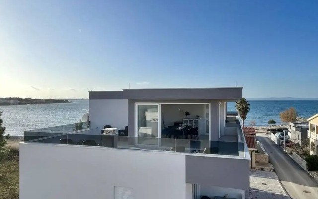 Blizina Mora II Modern Retreat