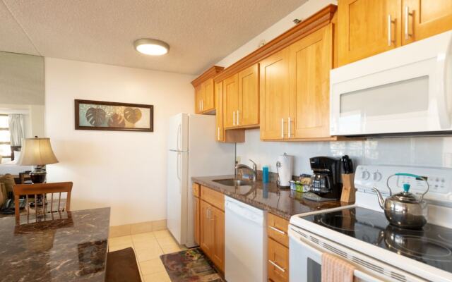 Waikiki Banyan - Pool View Tower 1 Suite 1501