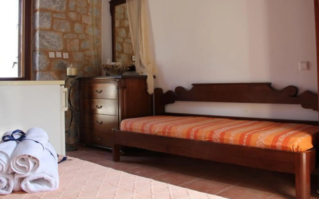 Lalloudes Seaside Accommodation