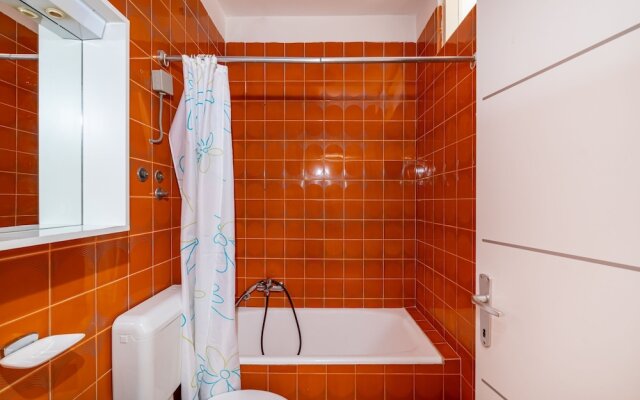 Room in Guest Room - Cozy Room Near Beach L