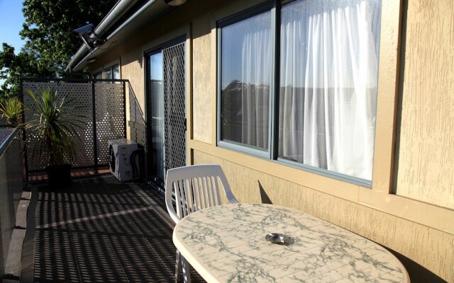 Travellers Motor Village