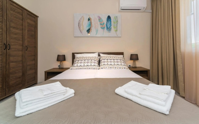 Alma Apartment - Stylish 1BD Flat with Balcony