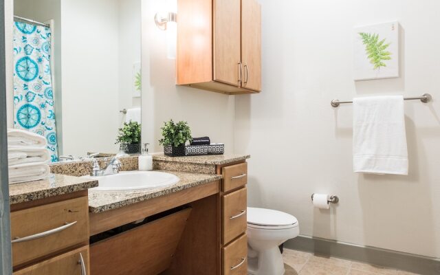 1 BR Apt near Dining Shopping Nightlife by Frontdesk