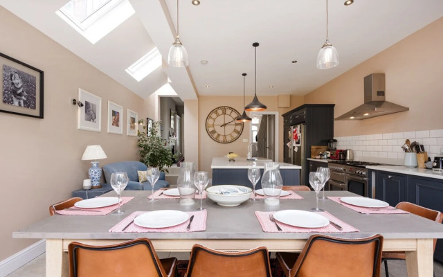 Spectacular Shepherds Bush Home Close to Westfield